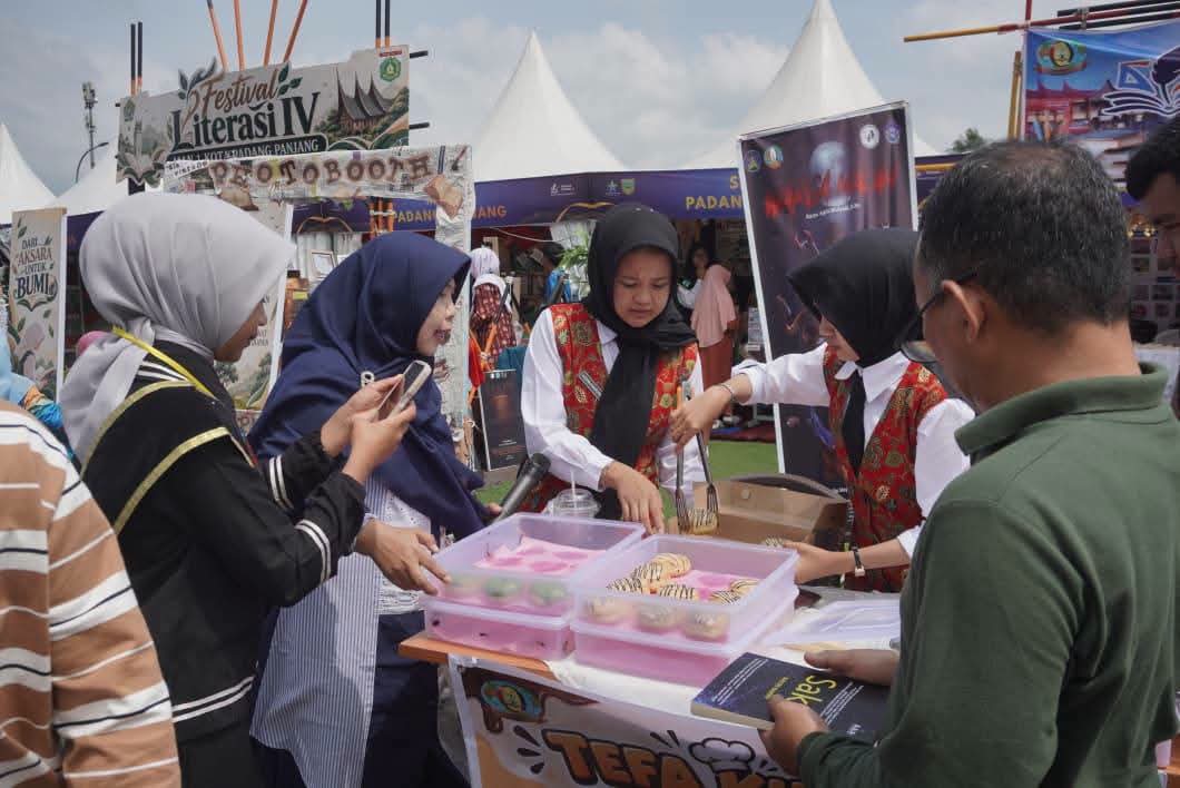 Animo warga dj hari terakhir Festival Literasi.